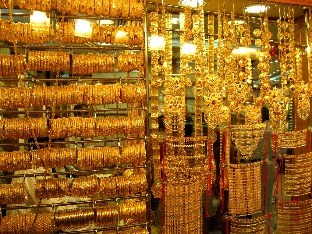 Где золото дубай. Рынок золота Gold Souk. Абу Даби золотой рынок. Золотой базар в Дубае. Золотой рынок в Дубае.